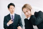 上司のパワハラに悩む女性社員